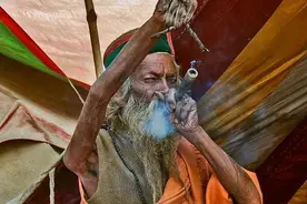 印度奇葩文化汇总：为了信仰，举起15年的胳膊从没有放下过图片