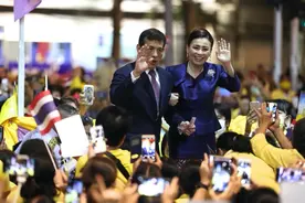 泰王夫妇参观地铁，苏蒂达努力微笑，车厢里跪了一地人图片