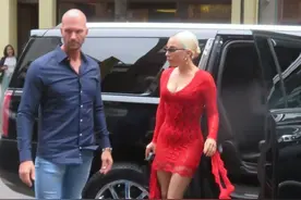 Lady Gaga穿深V紧身裙，脚踩恨天高，网友：太性感了，不愧是她！图片