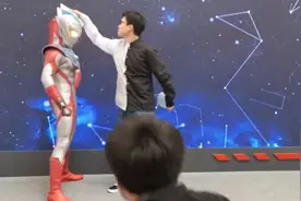 奥特曼魂展出现低素质奥迷，用手狂搓皮套演员头部，演员当场发飙图片