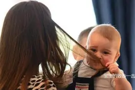 为啥宝宝喜欢拽妈妈头发不撒手？知道原因后的你，还忍心凶他吗？图片