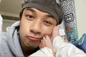 古巨基为儿子300天不出门，头发披肩神似郑伊健，出街行色匆匆图片