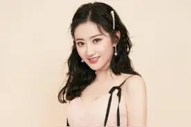 成龙不敢碰，甄子丹也不敢搂，任嘉伦凭什么敢当众亲她？图片