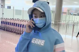 田亮妻女久违合体，森碟穿淡蓝色卫衣甜美可爱，母女同框似姐妹图片