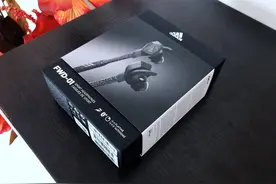 来自阿迪达斯的跨界暴击！Adidas FWD-01蓝牙运动耳机图片