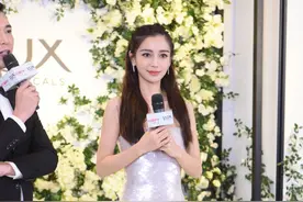 Angelababy穿着银色人鱼姬长裙，满满淑女知性感图片