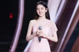 宋祖儿机场穿搭清新可人，蓝色碎花裙配白色西装，实在特别图片