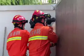女子被电动门卡住，危急时刻，他们出手了图片