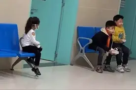 3熊孩子因吃错药洗胃，俩哥哥已开始怀疑人生，无知妹妹笑翻妈妈图片