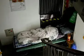 因房屋产权纠纷双方隔门对峙491天：屋里人靠绳索从楼下运物资维系生活，外面的人不离开，里面的人不出来图片