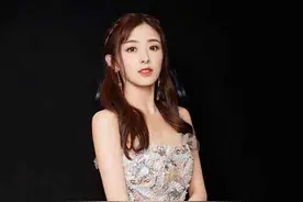 张含韵穿抹胸礼裙大秀事业线，笑容甜美气质佳，撞脸姐妹赵丽颖？图片