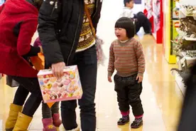 孩子看到玩具瞬间变"木头人"，满足还是拒绝，3点教宝妈怎样做图片