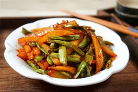 土豆烧豆角，炸得酥而不焦，口感咸香适度，这几步学会上桌就抢光图片
