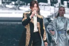 双11晚会：周深、邓紫棋撑场面，王源意外翻车临场反应值得称赞图片