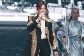 双11晚会：周深、邓紫棋撑场面，王源意外翻车临场反应值得称赞图片