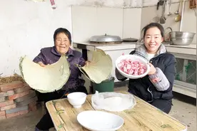 孙女买3斤猪骨头，配半盆大米，地锅蒸2小时，出锅先给姥姥尝尝视频封面