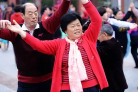 为什么奉劝老年人不要去跳交谊舞？65岁阿姨：交谊舞害人不浅图片