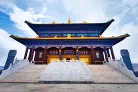 世界屋脊珠穆朗玛峰上有一座高颜值的铜建筑图片