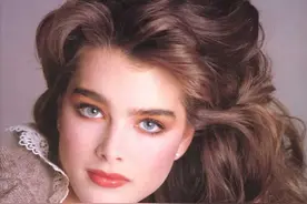 55岁波姬小丝秀泳装照，一代性感女神优雅老去，论健身的重要性图片