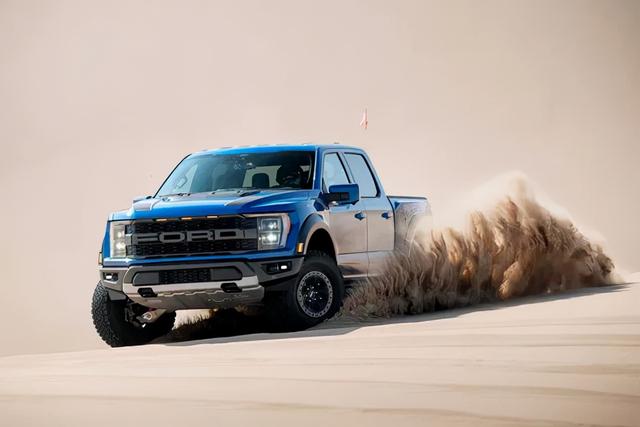 敢这样玩也只有TA了 外媒试驾新款福特F-150猛禽 | 卡车之友网