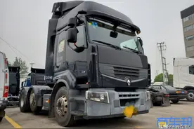 霸龙重卡鼻祖——雷诺Premium 6x2中提升桥牵引车图片