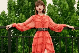 毛晓彤好精致，身穿橙色连衣裙搭配短发造型，既俏皮又有女人味图片
