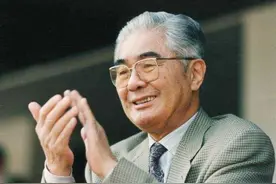 1949年看到外滩街头睡满解放军战士，荣毅仁明白：国民党回不来了图片