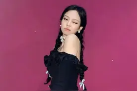 Jennie双马尾大放女人魅力，身体柔软度打开，气质就跟上了图片