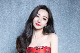 柳岩身穿红色印花抹胸裙，傲人身材很吸睛图片