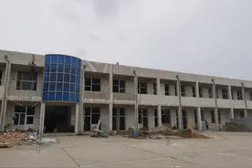 保定一小学安排一年级在仓库上课？教育局回应图片