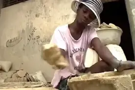 非洲人竟然穷到“吃土”烂泥巴直接晒干当零食，直呼：营养又健康图片