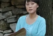 她一辈子没有再嫁人，独自拉扯两个孩子，这个女人不容易图片