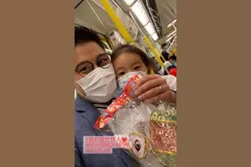 霍启刚大女儿近照曝光，父女俩绿色出行坐地铁大秀“恩爱”图片