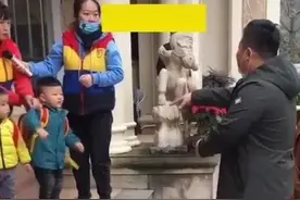宝爸首次接娃走红，老师满脸戒备，爸爸急出汗：我真是他爹图片