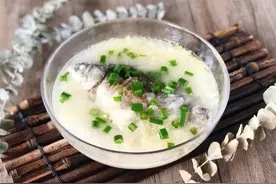 炖鲫鱼汤，用了料酒很难喝！教您正确做法，鱼汤浓白无腥味图片