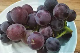 秋季买水果，选葡萄好还是选提子好？老果农：区别很大，别买错了图片
