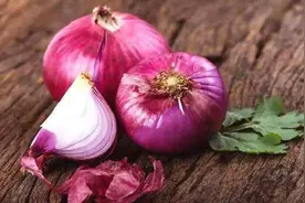 爱吃洋葱的朋友请注意：洋葱虽然营养丰富，但四类人要少吃图片
