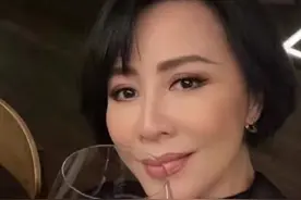55岁刘嘉玲好享受！深夜品万元酒太惬意，微醺状态脸颊红润迷人图片