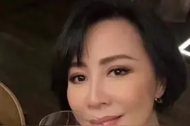55岁刘嘉玲好享受！深夜品万元酒太惬意，微醺状态脸颊红润迷人图片