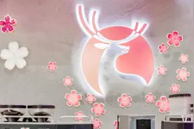 瑞幸咖啡的樱花主题门店设计，粉了粉了图片