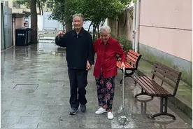 这才叫相濡以沫！这对92岁老夫妻手牵手过重阳图片