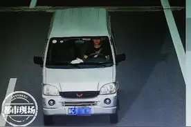 报废车辆舍不得，开车上路坑自己，结果驾照也没了图片