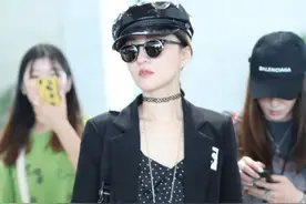 张韶涵黑西装配吊带裙，墨镜太吸睛，实力演绎女生帅起来多迷人图片