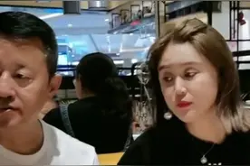 56岁王长贵带老婆吃饭，小19岁娇妻被质疑整容？还撞脸赵本山女儿图片