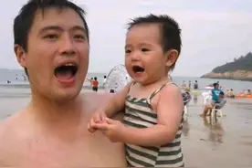 “最显嫩奶爸”火了，女儿已长大成人，爸爸却与十年前别无二致图片