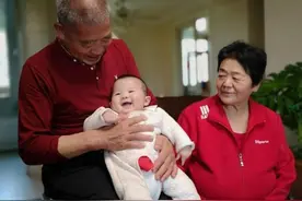 “天赐宝宝”已经2岁了，老两口曾坦言吃穿不愁，如今带娃赚钱？图片