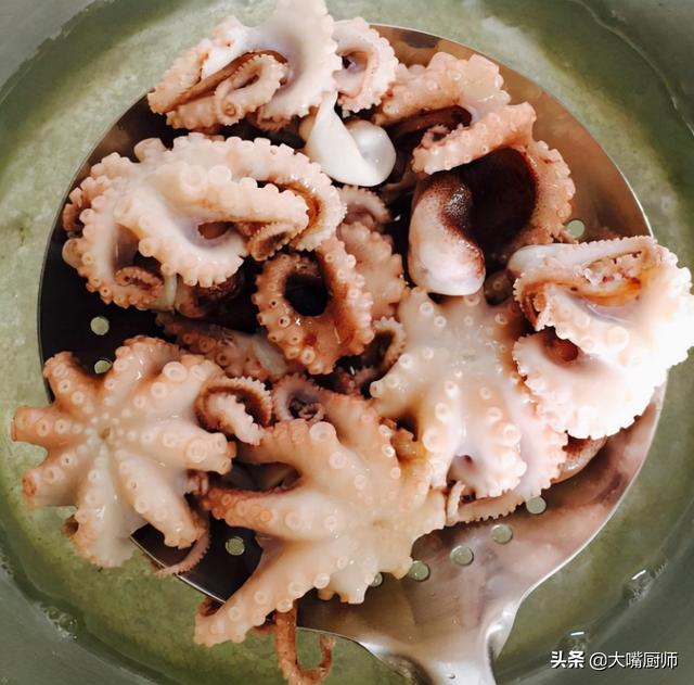 煮小章鱼，直接开水煮嚼不烂，老渔民教你一招，脆爽弹牙味道鲜美