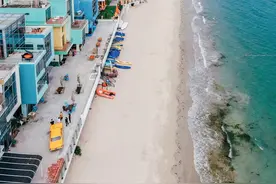 在深圳这个新沙滩，沿岸彩色房子，推开门就是海图片