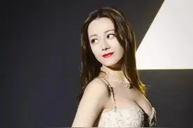 吊带装尽显明星气质，热巴穿吊带，郑爽穿吊带，看她穿吊带心动了图片
