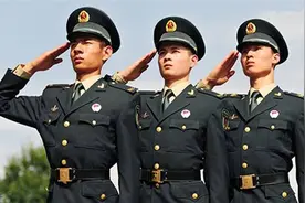 火箭军的军装是如何体现它的独特地位的？它的胸标是何寓意？图片